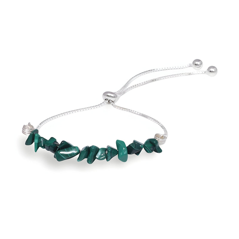 Bracelet ajustable en pierres naturelles de malachite verte, perles irrégulières et chaîne argentée fine.