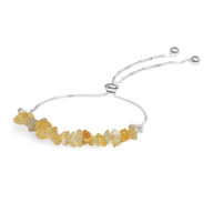 Bracelet ajustable en pierres naturelles citrine taillées en formes irrégulières sur chaîne argentée fine.