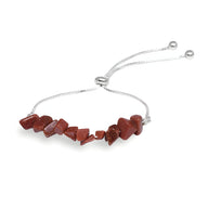 Bracelet femme ajustable en pierres naturelles rouges polygonales sur chaîne argentée fine.