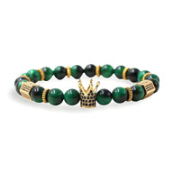 Bracelet homme perles œil de tigre vert et noir mat avec couronne dorée luxueuse.