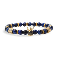 Bracelet homme en pierres naturelles bleu marine avec perles dorées et breloque couronne noire et dorée.