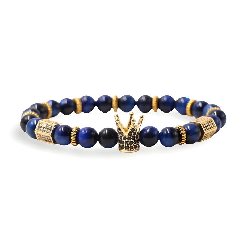 Bracelet homme en pierres naturelles bleu marine avec perles dorées et breloque couronne noire et dorée.
