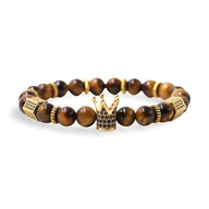 Bracelet homme en perles œil de tigre avec pendentif couronne dorée luxueux.