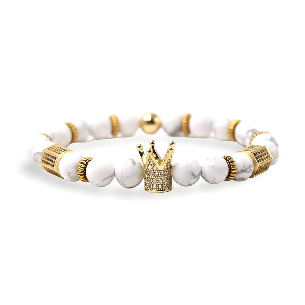Bracelet homme en pierres naturelles blanches avec perles dorées et breloque couronne strassée.