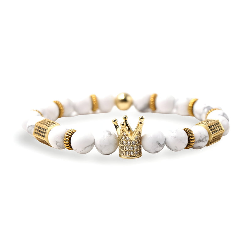 Bracelet homme en pierres naturelles blanches avec perles dorées et breloque couronne strassée.