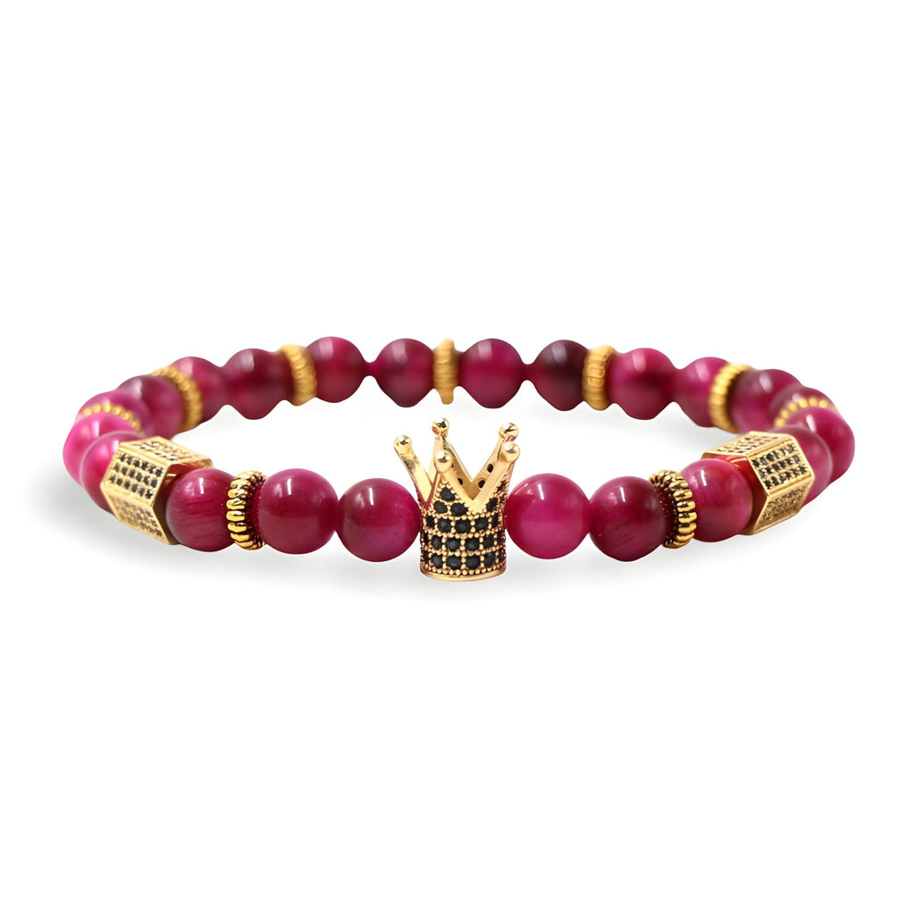 Bracelet homme en pierres naturelles rouge bordeaux avec perles dorées et breloque couronne dorée luxueuse.