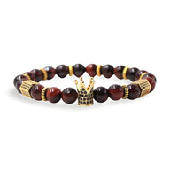 Bracelet homme en pierres œil de tigre rouge avec perles dorées et charme couronne or noir.