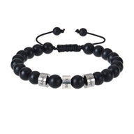 Bracelet Valen en pierres naturelles onyx noires avec trois plaques métalliques gravées et cordon ajustable noir.