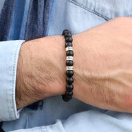 Bracelet homme en onyx noir mat avec trois plaques argentées gravées, style épuré.