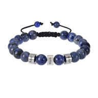 Bracelet en pierres naturelles bleues sodalite avec plaques métalliques personnalisées et cordon noir ajustable.