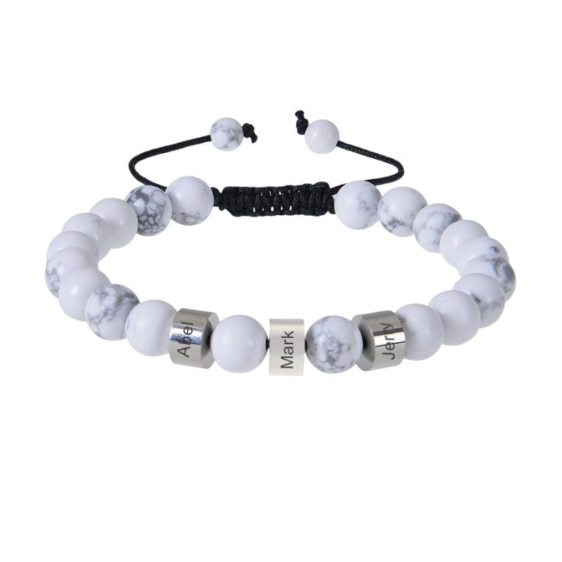 Bracelet Valen en pierres naturelles albâtre avec triple plaques gravées et cordon noir ajustable.
