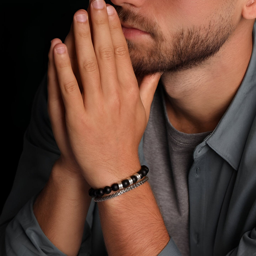 Bracelet masculin triple plaques en onyx noir et argent sur poignet peau claire.