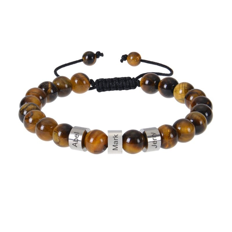 Bracelet en perles d'œil de tigre avec trois plaques argentées et fermeture ajustable noire.