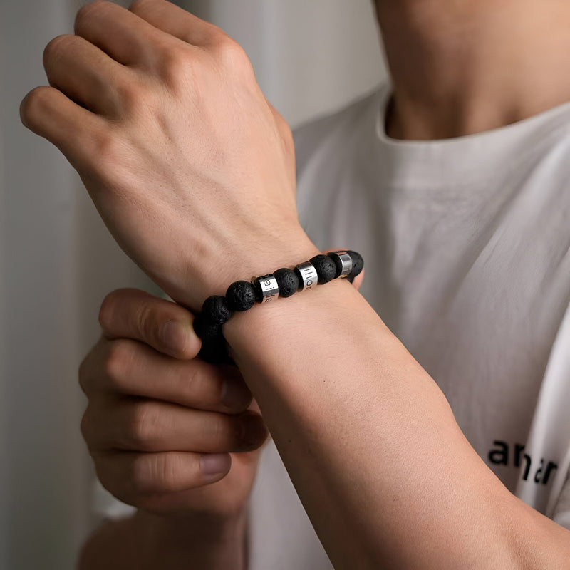 Bracelet triple plaques Valen en pierres naturelles onyx et argent porté au poignet masculin.