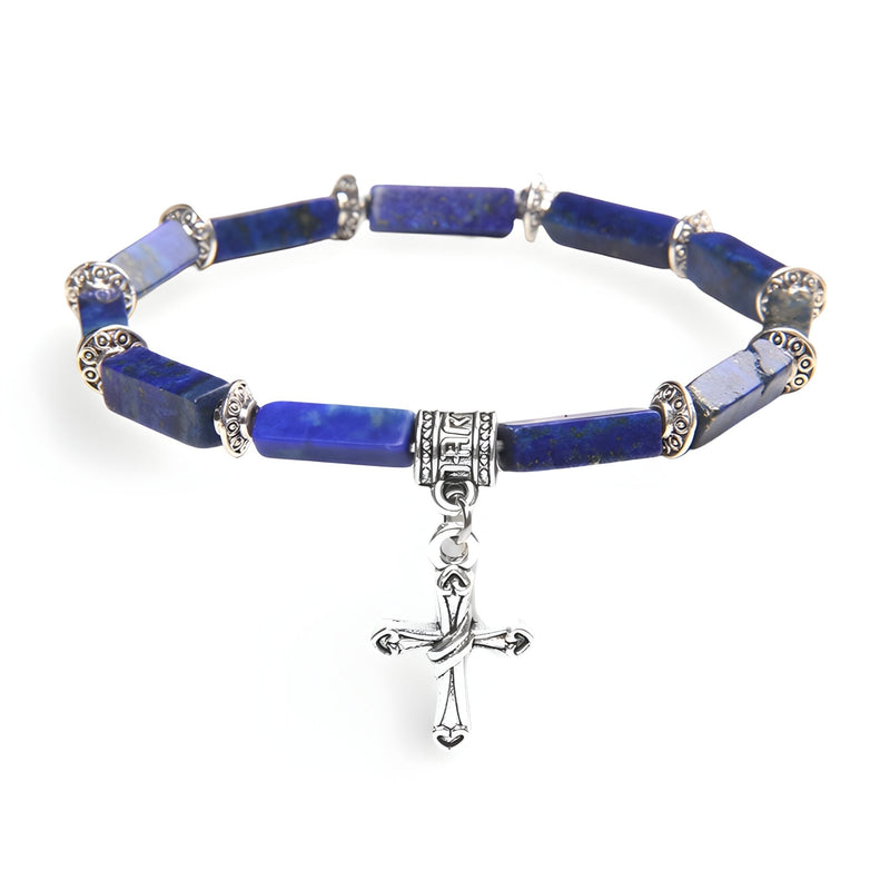 Bracelet homme en lapis-lazuli rectangulaire avec pendentif croix argenté et détails métalliques raffinés.