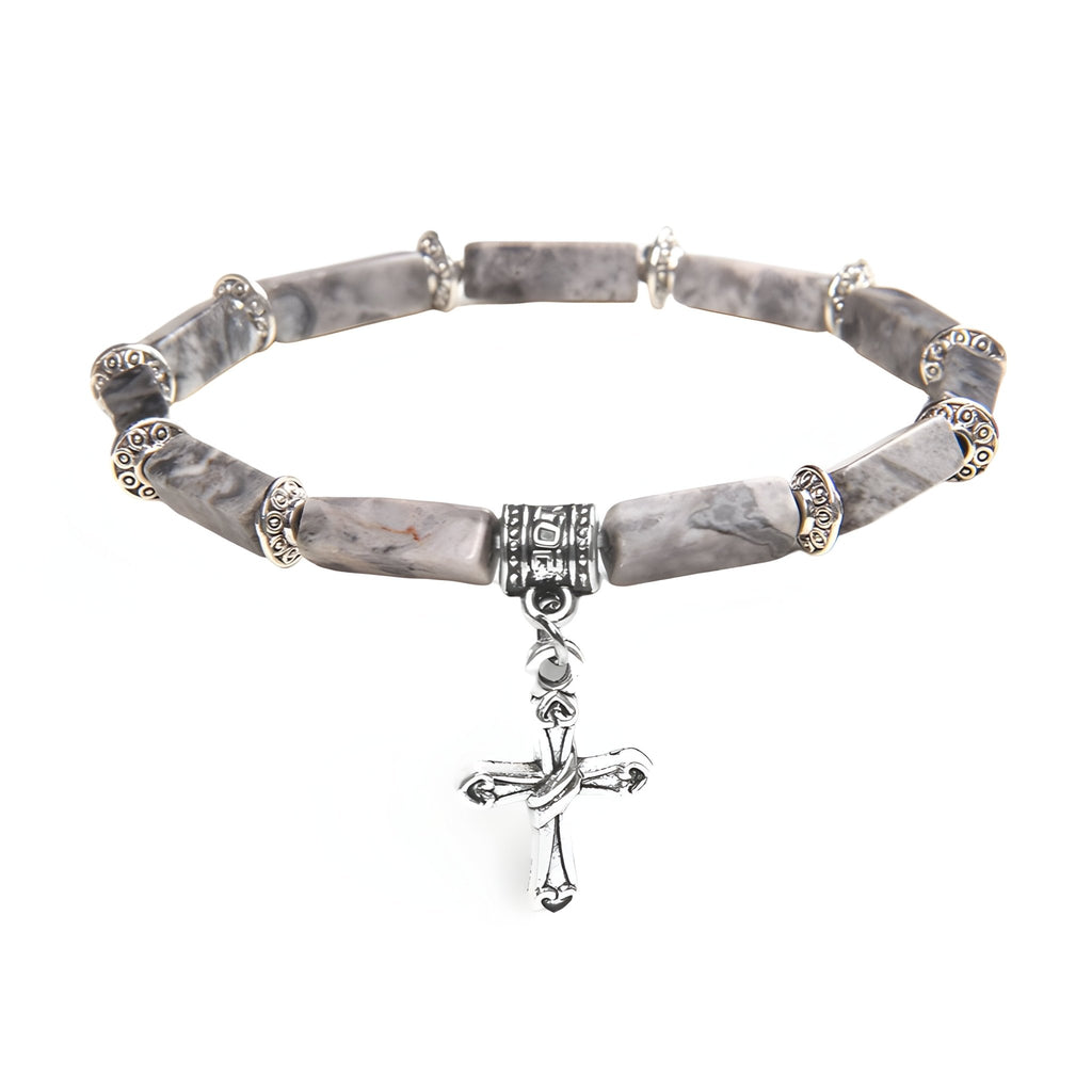 Bracelet homme pierres naturelles grises rectangulaires avec charm croix argentée suspendue.
