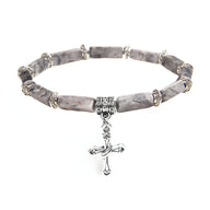 Bracelet homme pierres naturelles grises rectangulaires avec charm croix argentée suspendue.