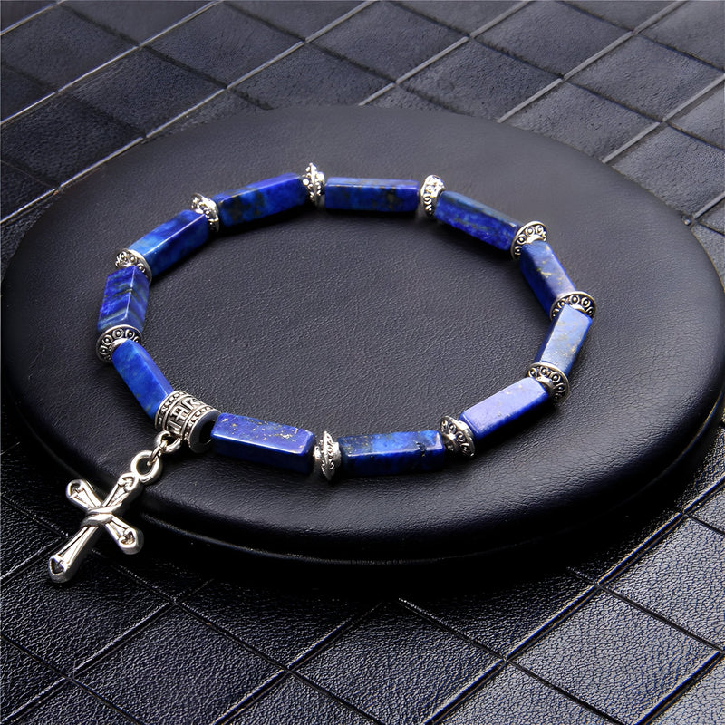 Bracelet homme en lapis-lazuli rectangulaire avec perles argentées et charm croix argentée.
