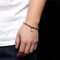 Bracelet homme en pierres rectangulaires œil de tigre avec charm croix argentée.
