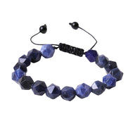 Bracelet ajustable en pierres naturelles taillées de lapis lazuli bleu foncé aux facettes polies.