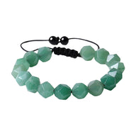 Bracelet ajustable en pierres naturelles vertes taillées en facettes avec cordon noir réglable.