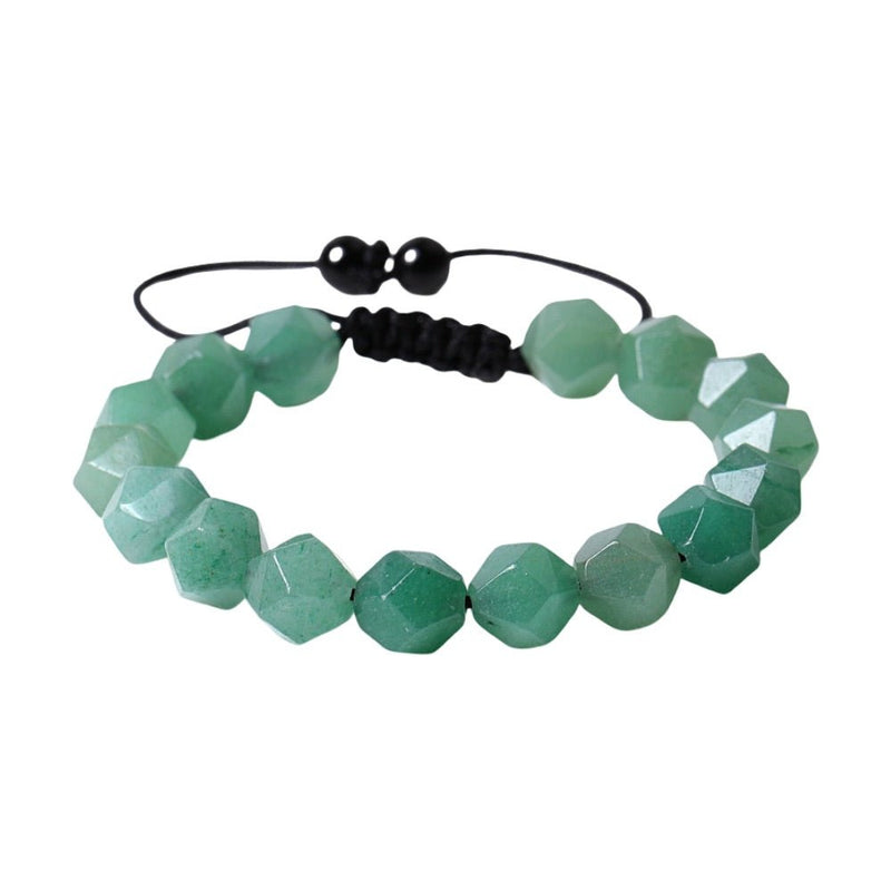 Bracelet ajustable en pierres naturelles vertes taillées en facettes avec cordon noir réglable.