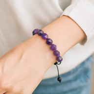 Bracelet femme en pierres naturelles taillées améthyste, perles facettées violettes sur cordon noir ajustable.