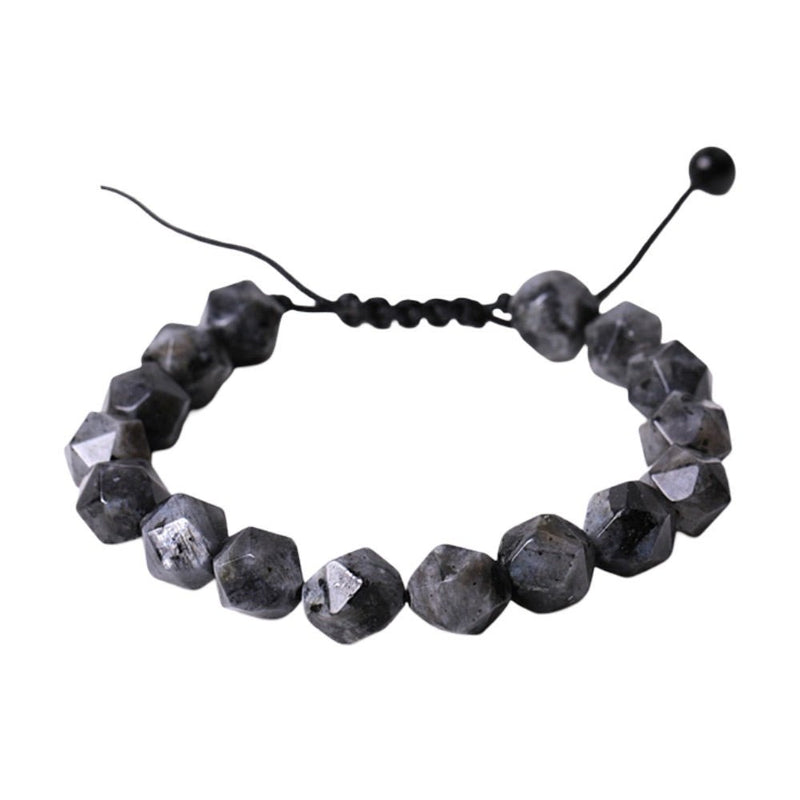 Bracelet en pierres naturelles taillées gris foncé avec cordon ajustable noir et perle de serrage.