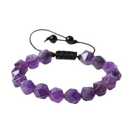 Bracelet réglable en pierres naturelles taillées améthyste violette avec cordon noir et perles de serrage.