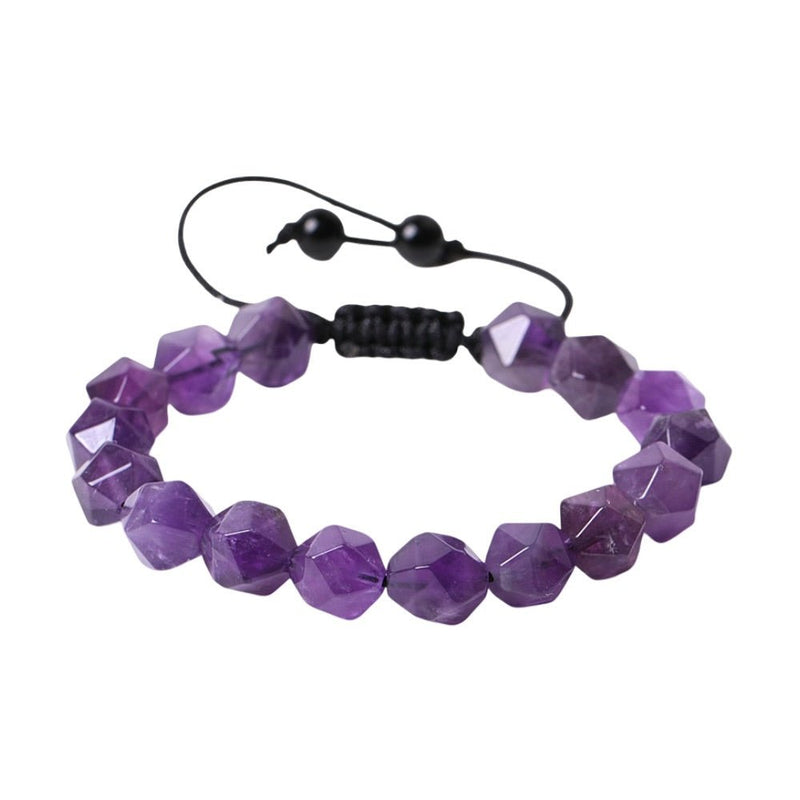 Bracelet réglable en pierres naturelles taillées améthyste violette avec cordon noir et perles de serrage.