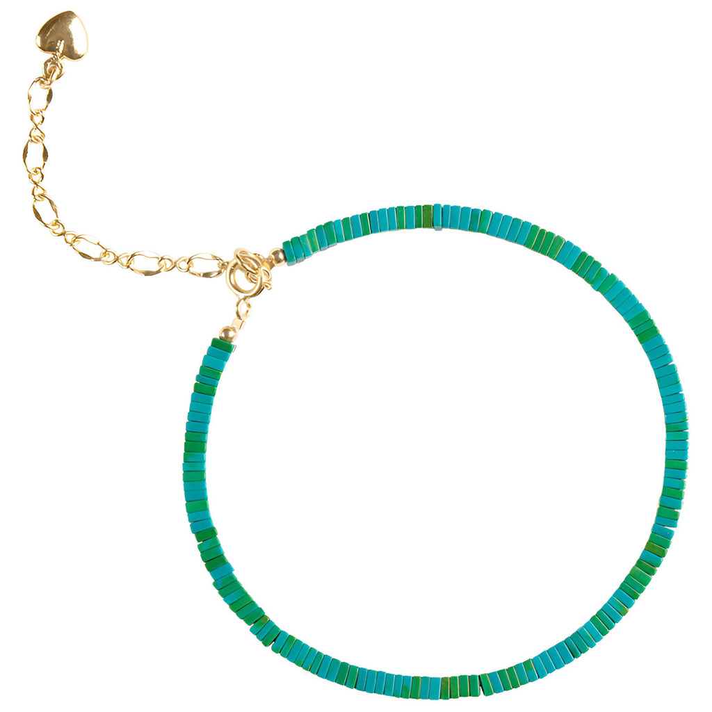 Bracelet fin en pierres turquoises et vertes avec chaîne dorée ajustable, style discret et élégant.