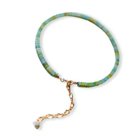Bracelet femme en petites pierres turquoise et vertes avec chaîne réglable dorée et perle blanche.