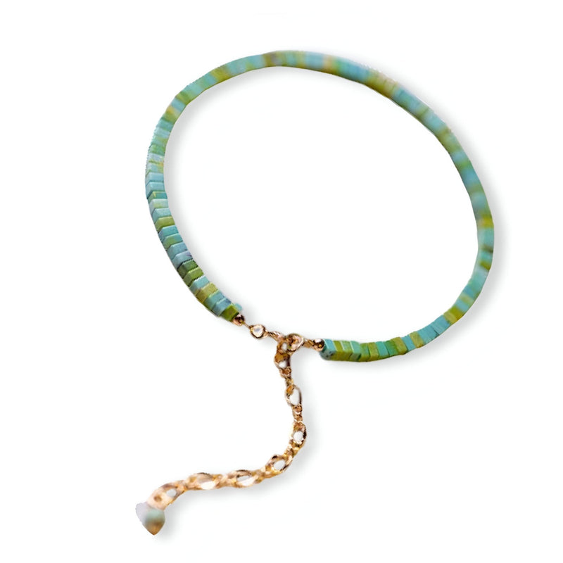 Bracelet femme en petites pierres turquoise et vertes avec chaîne réglable dorée et perle blanche.