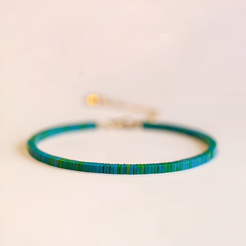 Bracelet fin en pierres turquoises et vertes, style discret et élégant pour femme, modèle Emina.
