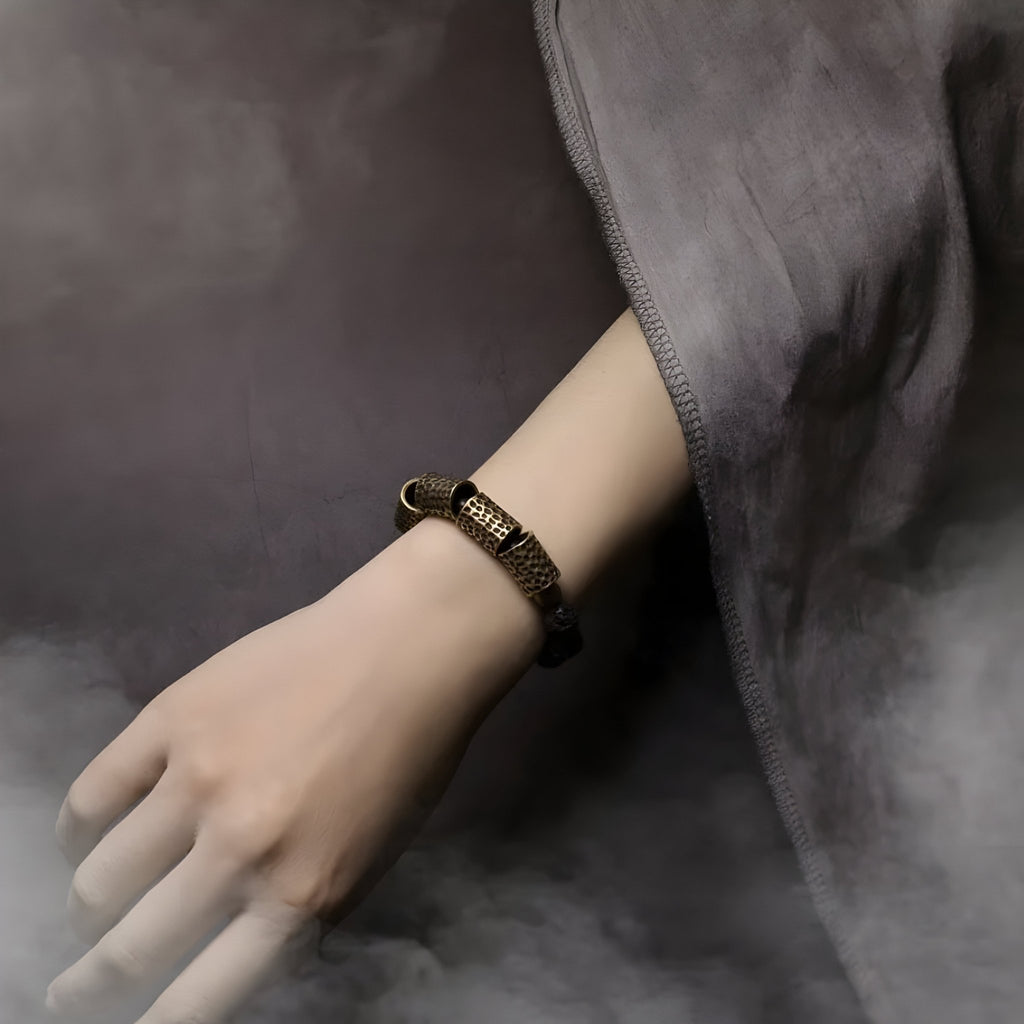 Bracelet femme en pierres volcaniques marron et noir avec fermoir en laiton, style ancien.