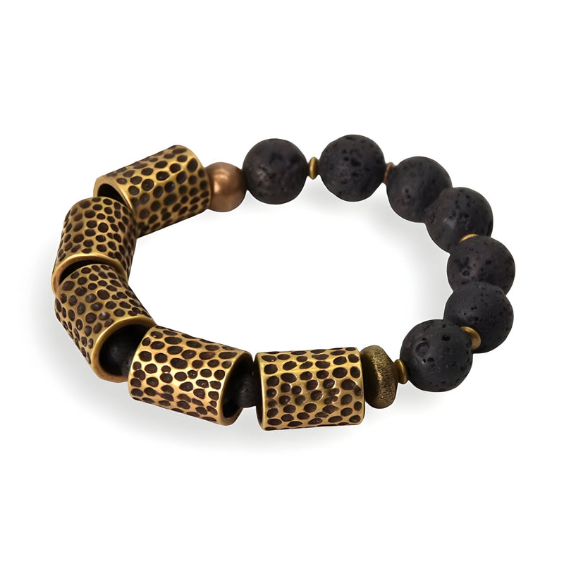 Bracelet pour femme avec perles rondes en pierre volcanique noire et cylindres en laiton martelé à l'aspect ancien.