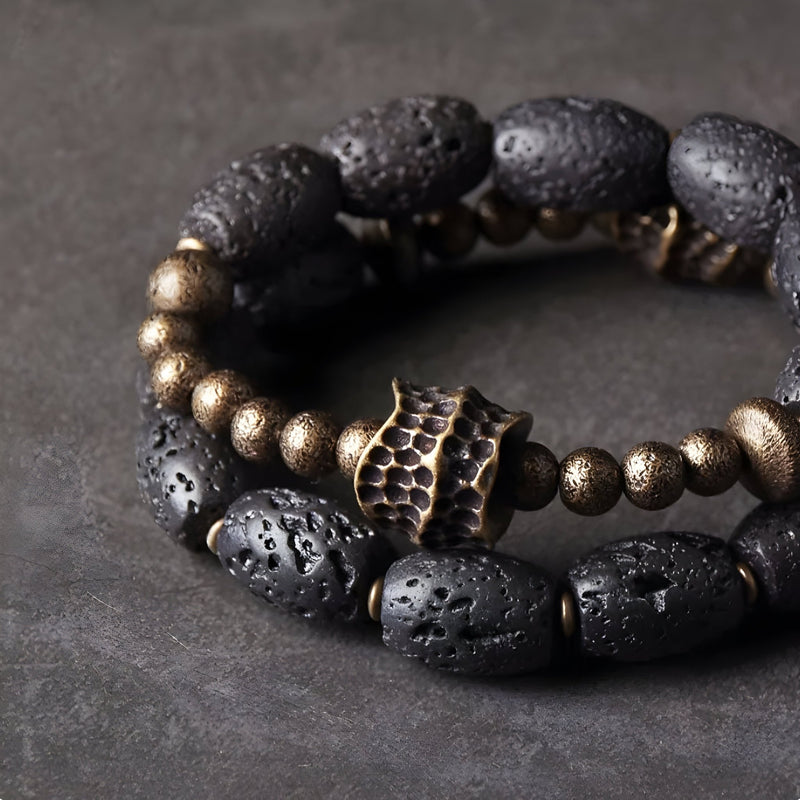Bracelet femme en pierres volcaniques noires et perles en laiton doré, style original modèle Drita.