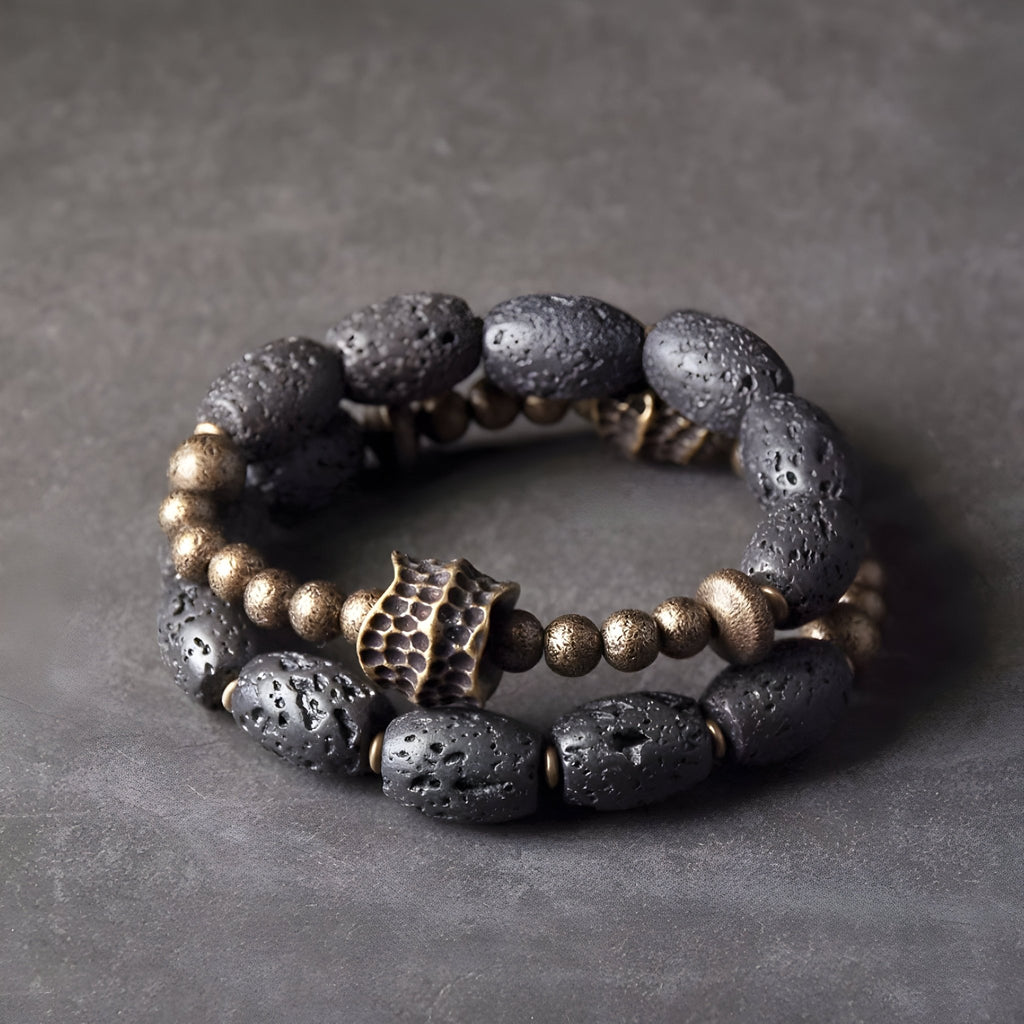 Bracelet femme double tour en pierres volcaniques noires et perles en laiton vieilli.