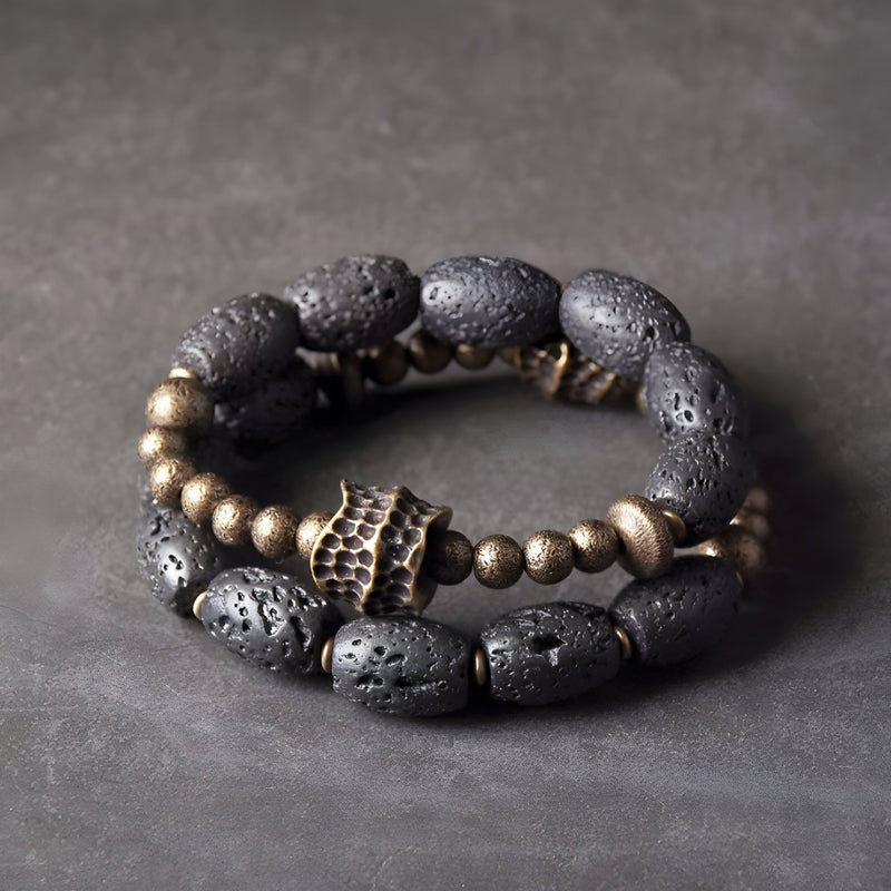 Bracelet femme double tour en pierres volcaniques noires et perles en laiton vieilli.
