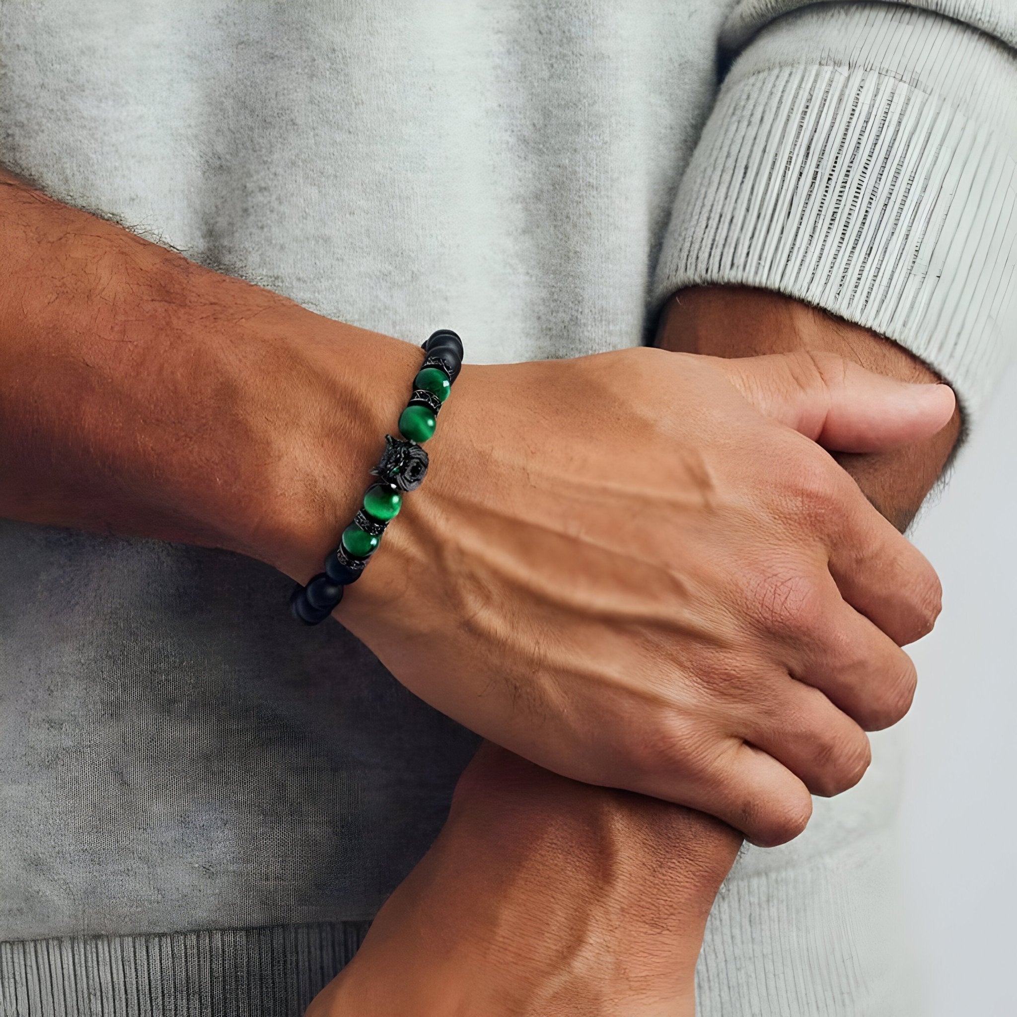 Bracelet en pierres volcaniques et oeil de tigre, orné d'une tête de loup, pour homme, modèle Garou - La Boutique du Bracelet