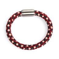 Bracelet tressé en polyester rouge, noir et blanc avec fermoir métallique argenté mat.