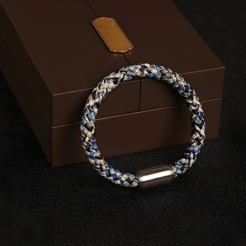 Bracelet en polyester tressé bleu, gris et blanc avec fermoir métallique argenté, modèle Marley.
