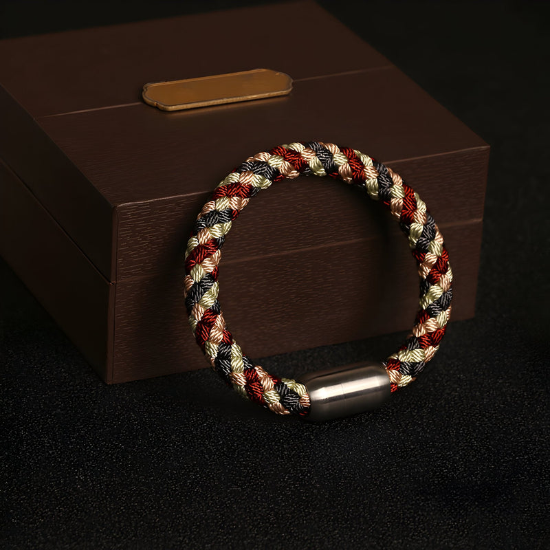 Bracelet tressé en polyester beige, marron et noir avec fermoir métallique argenté, modèle Marley.