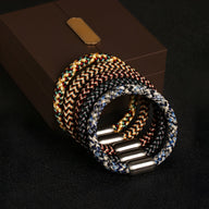 Bracelets tressés en polyester multicolore avec fermoir métal, style mixte, modèle Marley, empilés sur boîte noire.