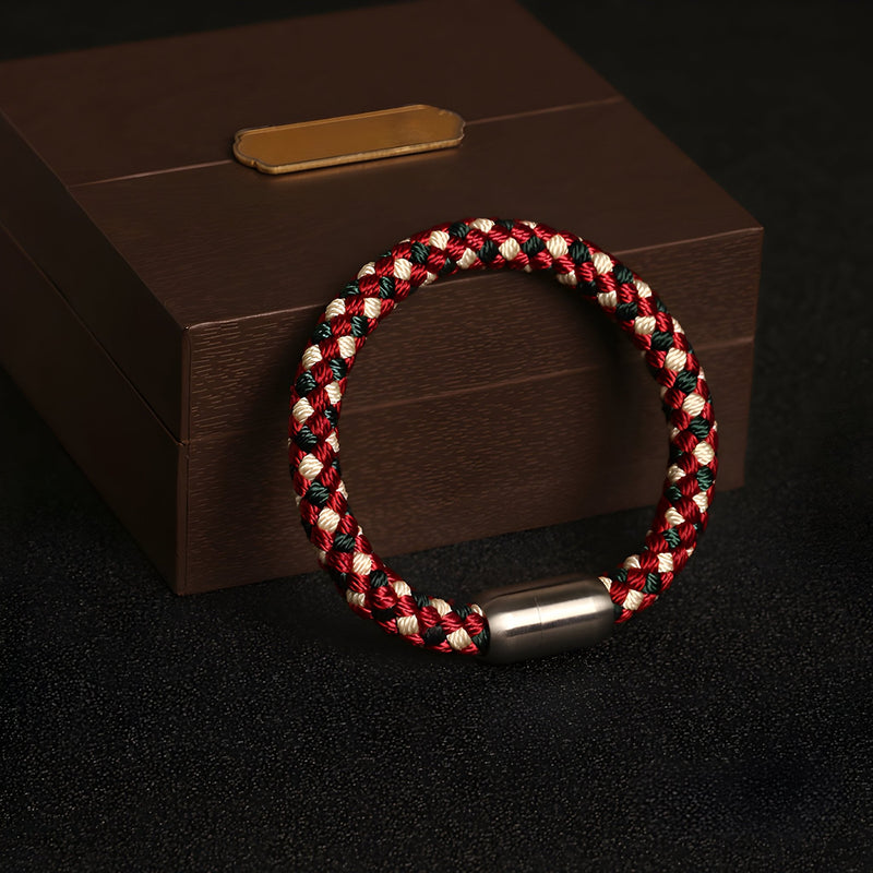 Bracelet tressé en polyester rouge, blanc et noir avec fermoir métallique argenté mat.