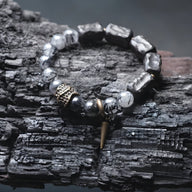 Bracelet mixte en quartz noir, bois d’ébène et perles argentées avec détail doré, modèle Vika.