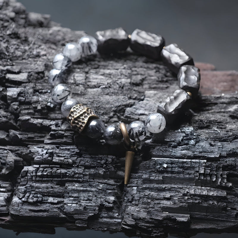 Bracelet mixte en quartz noir, bois d’ébène et perles argentées avec détail doré, modèle Vika.