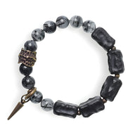 Bracelet mixte en quartz noir marbré et bois d’ébène sculpté avec breloque en métal bronze et pendentif pointu.