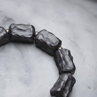 Bracelet mixte en quartz noir poli et bois d’ébène aux pierres rectangulaires texturées, look naturel et élégant.