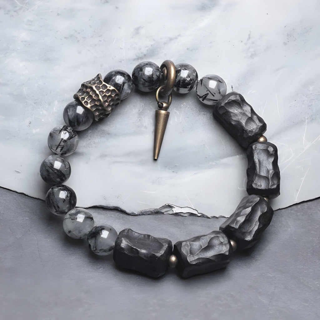 Bracelet mixte en quartz noir taillé et bois d’ébène avec breloques en métal cuivré, modèle Vika.